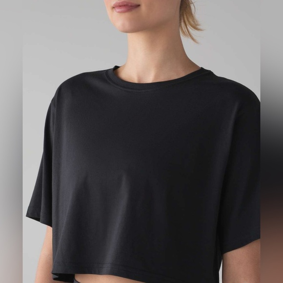 lululemon athletica Tops - Lululemon Cortes Crop T Shirt Black Women's Size Small Short Sleeve Gym Workout